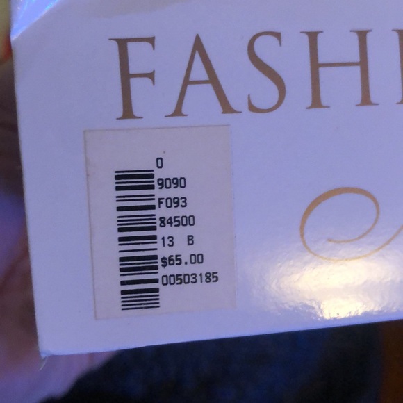 Nubra self adhesive silicone cups. New in box never worn. - Picture 6 of 6